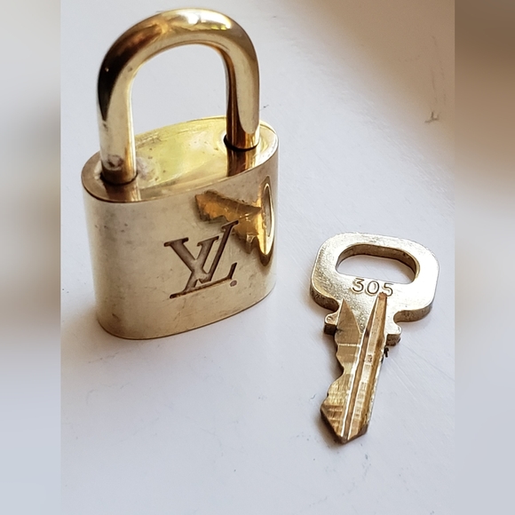 Louis Vuitton padlock, #305 (made before '09) Vintage, EUC! - Picture 4 of 12